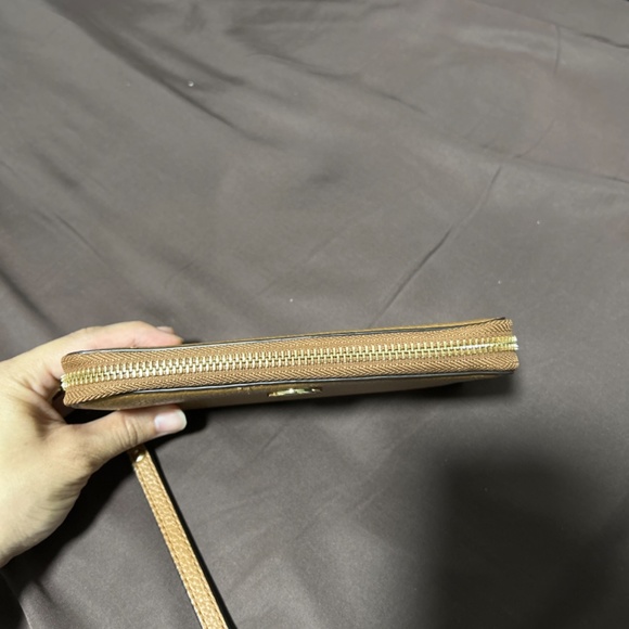 Michael kors wristlet - Picture 4 of 5